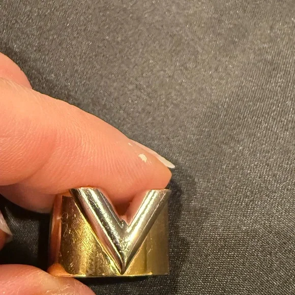 Louis Vuitton Essential V Ring Size 7/M - Picture 2 of 16